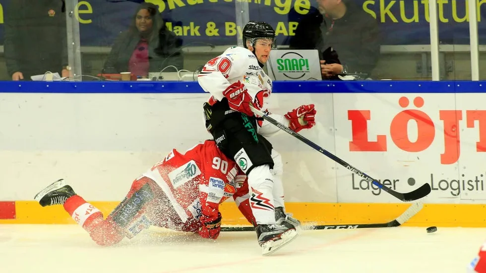 Platt fall. Daniel Ljunggren faller i närkamp med motståndare.