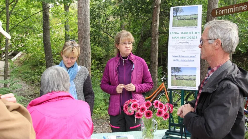Lena Luup och Eva Wikholm samlar in namn mot byggplanerna i Stabby.