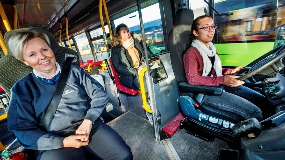 Sindy Zenkelt, vid ratten, är en av fem blivande bussförare som just nu utbildas hos Gamla Uppsala Buss. Instruktören Annelie Magnusson och framtida förarkollegan Maria Banic åker med.