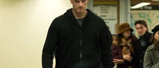 Joel Kinnaman flyr för livet