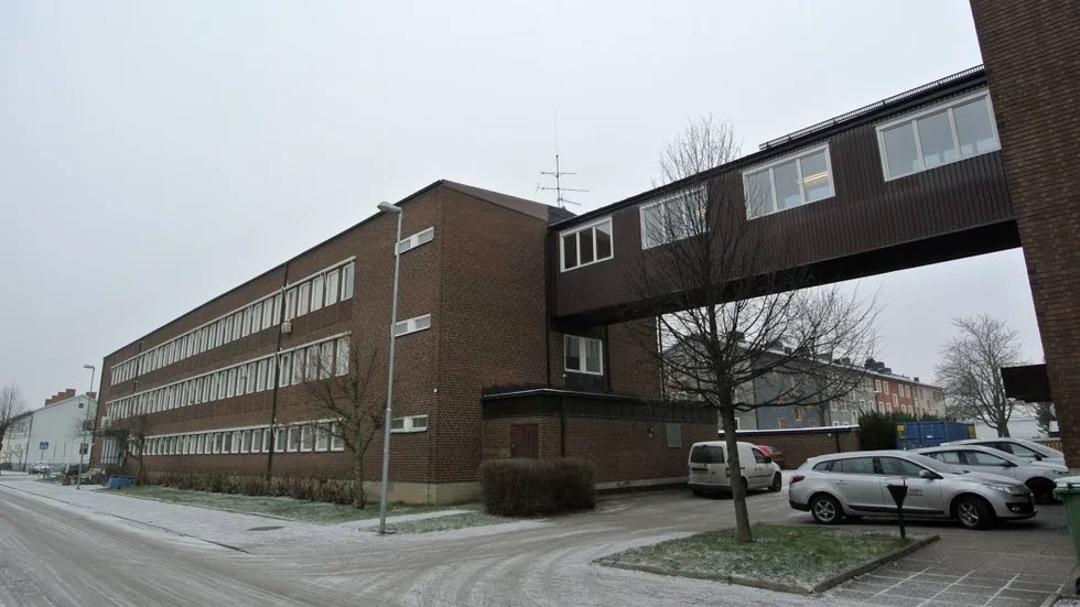 Övergång. En övergång förbinder kommunhuset till höger med kommunens hyrda lokaler i plan tre ovanpå polishuset.