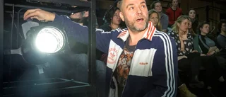 Han målar känslor med ljus