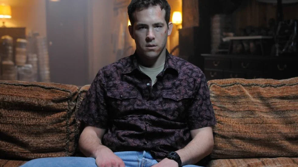 I The voices spelar Ryan Reynolds en psykiskt sjuk man som inte vill ta sina mediciner, eftersom verkligheten är så mycket mer skrämmande än hans vanföreställningar.