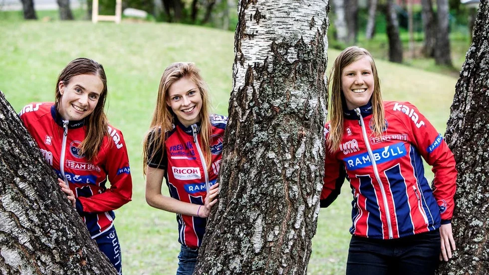 Går för guld. Här är tre femtedelar av OK Linnés lag i Tiomila, fr v: Riina Kuuselo, "Cat" Taylor och Rebecka Olsson.