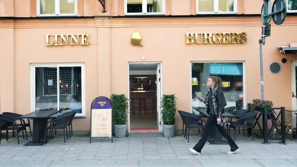 Linné Burgers ligger på Svartbäcksgatan, vägg i vägg med Café Linné Hörnan.