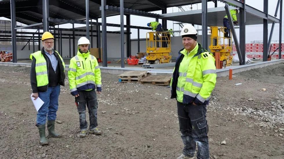 1200 kvadratmeter. Byggnaden ska bland annat rymma bensinstationsdel, turistinformation, godisbutik och restaurang. Från vänster, Östen Edén, kontrollansvarig, Markus Spångberg, arbetsledare och Jakob Englund, projektledare.