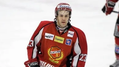 Andreas Paulsson spelar för Almtuna även nästa säsong.