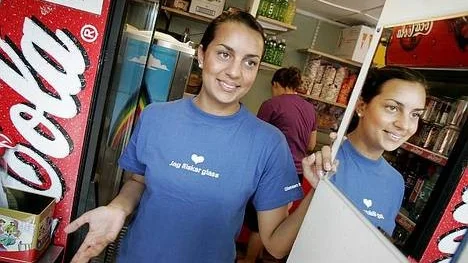 Indira Sharma sommarjobbar i glasskiosk.