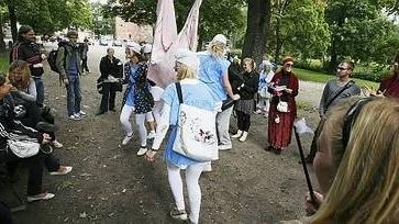 Nedanför Carolina Rediviva utmanar Smurfarna Bond-gänget i ramstävling.