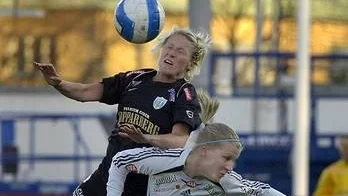 Två målskyttar i duell, Jenny Engwall och Sanna Talonen.