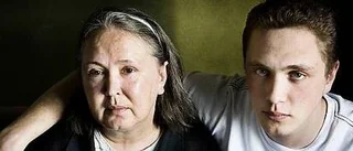 Hon lever utan skyddsnät efter avvisning