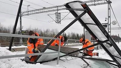 Leif Jansson, Lee Smith och Kent Eriksson monterar ned resterna av den saboterade väntkuren.