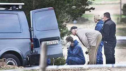 Polisen på mordplatsen 28 april.