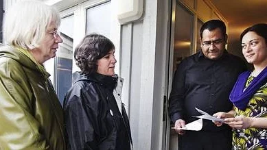 Tone Tingsgård och Nalin Pekgul informerar Eldrin och Nawsheen Khan om det kommande EU-valet.