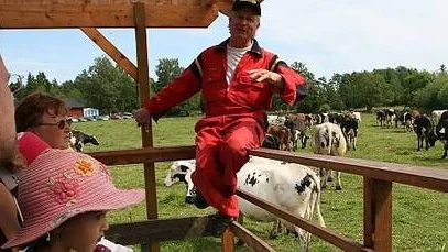 Hans Edlund är en gladlynt mjölkbonde.- Jag försöker vara positiv. Folk vill inte höra bönder gnälla över de tuffa tiderna.
