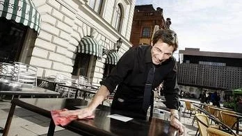 Jarmo Ahlgren på Rådhuscaféet putsar borden inför uteserveringspremiären 1 april.