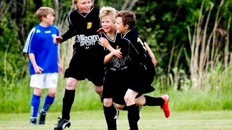 Tobo/Örbyhus Oscar Ericsson (mitten) jublar tillsammans med sina lagkamrater efter ledningsmålet.