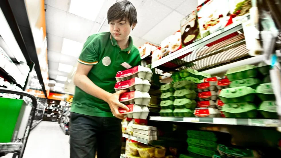 Tungt. "När jag kom hem i går var jag trött i armarna. Men annars är det inte så jobbigt", säger Jakob Barrling Hermansson som gör sin praktikperiod på Coop-butiken i Ekeby.