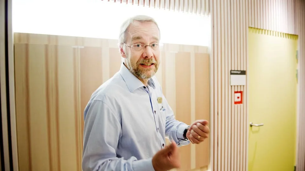 "Vi kan stråla med en millimeters marginal", säger Håkan Nyström, verksamhetschef för Skandionkliniken. Bakom honom syns den träpanel som fångar upp neutroner som lösgörs under behandlingen.