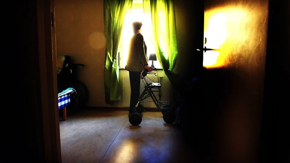 Personal omplacerades efter att ha smygfilmat personal på ett vårdhem i Uppland. Bilden är en genrebild och har ingenting med texten att göra.