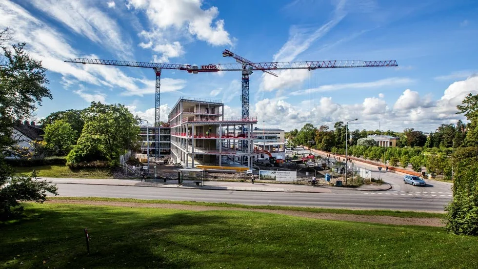 Byggkranar. Här i Blåsenhusområdet låter Uppsala universitet bygga ett nytt administrativt centrum där 600 personer ska arbeta från våren 2017.