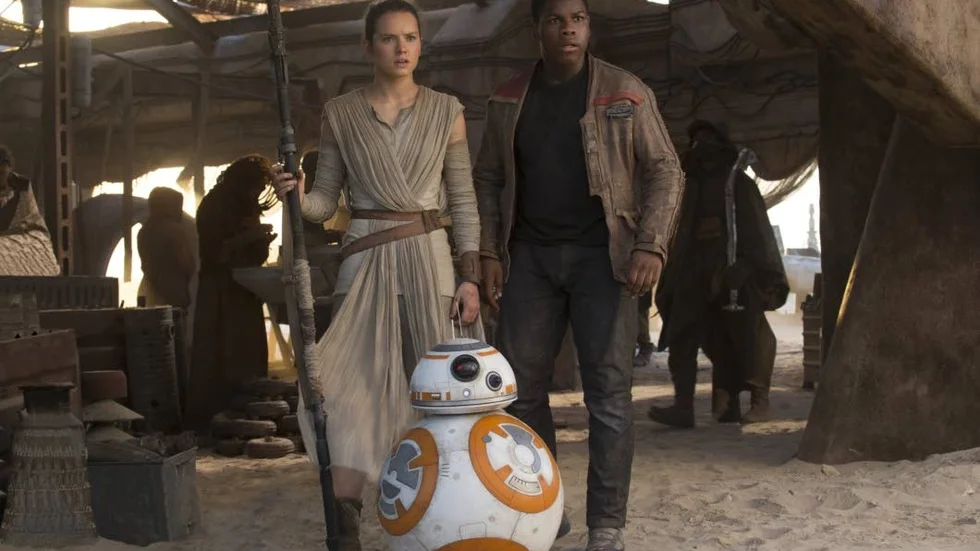 Finn och Rey (John Boyega och Daisy Ridley) får möta den mörka sidan av kraften i "Star wars: The force awakens".