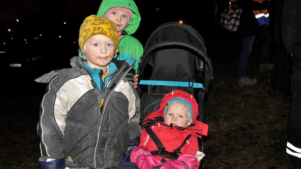 Tände ljus. Ejvind Wisell hade tillsammans med sin familj tagit sig till Gränby Park på tisdagskvällen för att titta på ljusen. Här är han tillsammans med syskonen Idun och Adil.