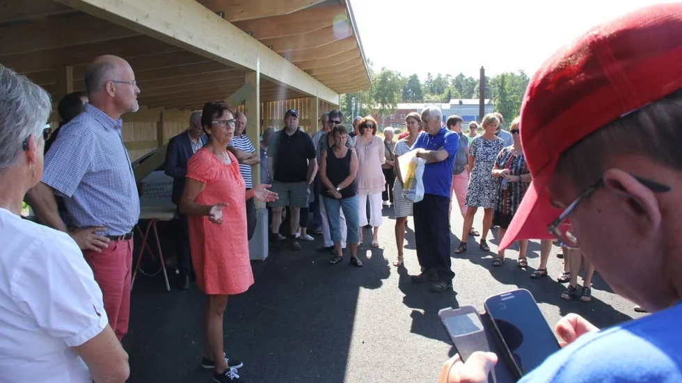 Fri bilparkering. Invigning av Östhammars kommuns satsning på en ny parkering på Bilstagärdet i Östhammar. Kommunalråden Margareta Widén Berggren (S) och Jacob Spangenberg (C) invigningstalade.