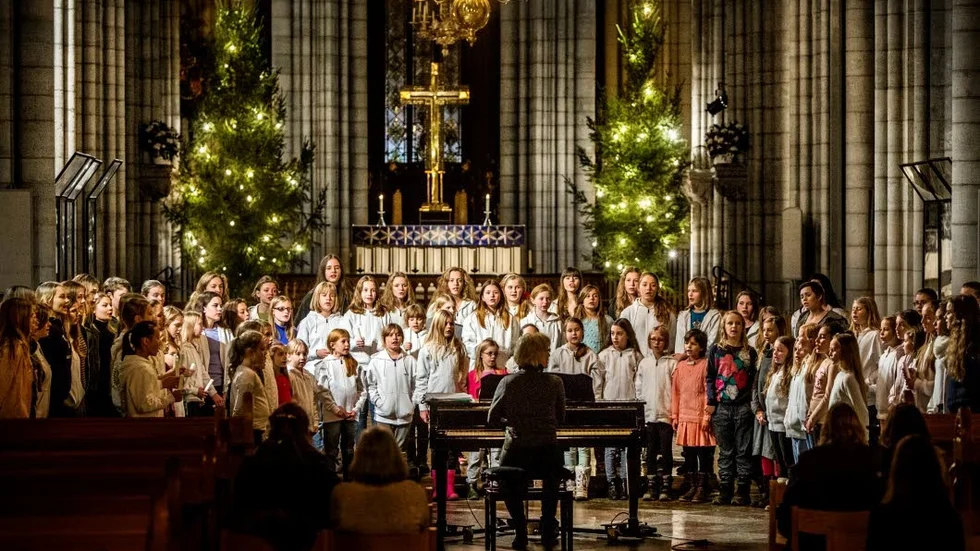 ”Domkyrkan är en lokal som inspirerar till att göra musik i sin arkitektur och akustik”, säger Margareta Raab, dirigent för Uppsala domkyrkas flickkör som syns i bild.