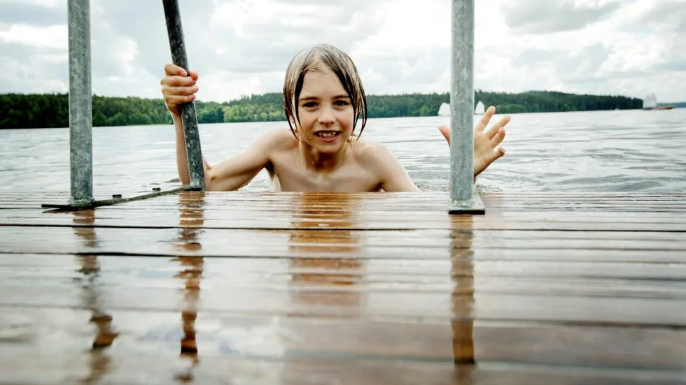 Viggo Sjöblom låter inte den 16-gradiga vattentemperaturen avskräcka. Är man vid stranden ska man bada.