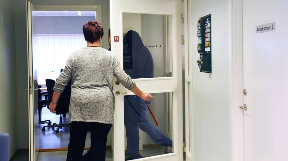 Den misstänkte 35-åringen leds in i tingsrätten sal i Kiruna för förhandlingar om kidnappningen i en by utanför Kiruna i juli i år.