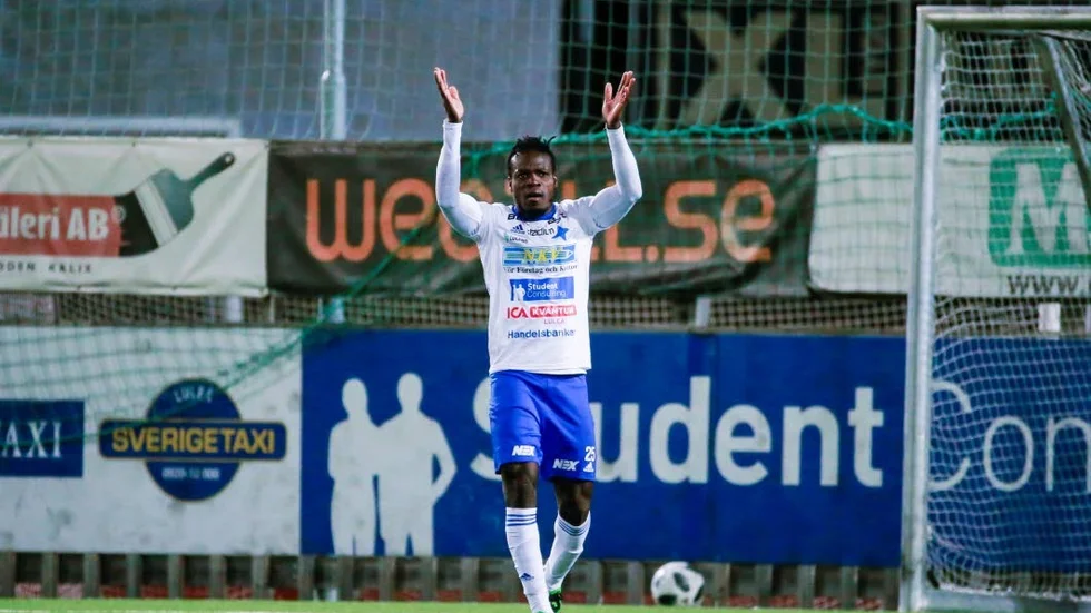 Tetteh Komey är glad för anbuden men känner att han inte lämna sin son.