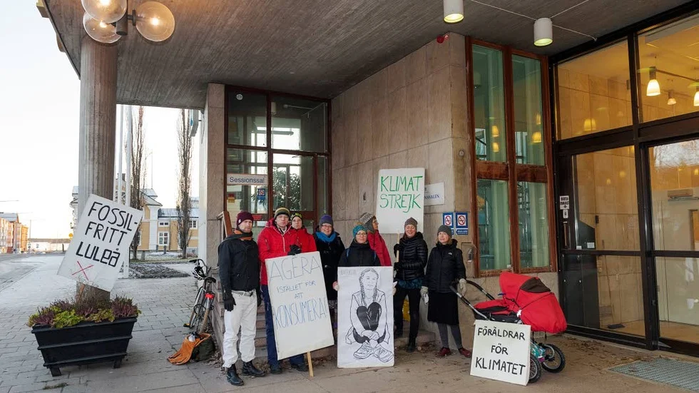Klimatstrejkare i Luleå har samlats den tionde fredagen i rad framför stadshuset. "Vi fortsätter tills det händer någonting", säger Elsa Rensfeldt.