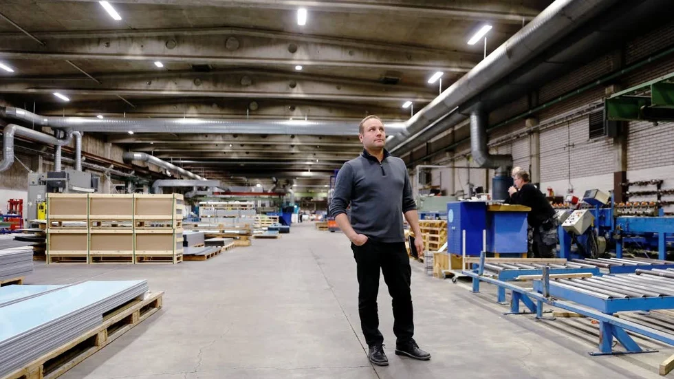 Full fart. Magnus Hansson, platschef på Isolamin i Överkalix, var med om konkursen när alla gick hem den 17 juni 2016. Den 1 augusti startade företaget upp igen med sin nya ägare, Part Construction AB från Kalix. Nu är det fullt ös i fabriken.