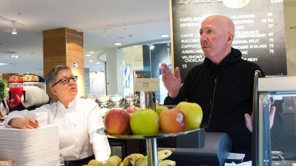 Många anekdoter. Sinikka Grönberg och Christer Andersson tog en paus från Blå Gåsen och drev ett hotell i två år i Kambodja innan de återvände till sitt kafé igen. De har varit med om två ombyggnationer och väntar sig fler.