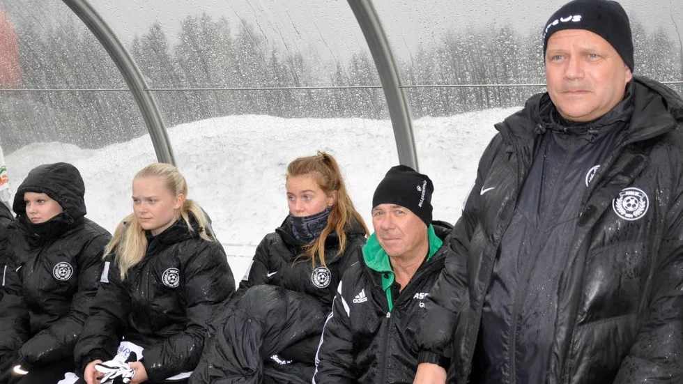 Ingvar Gälman och Marcus Roininen (stående) hade ingen lycka med sig i första matchen som nytt tränarpar.
