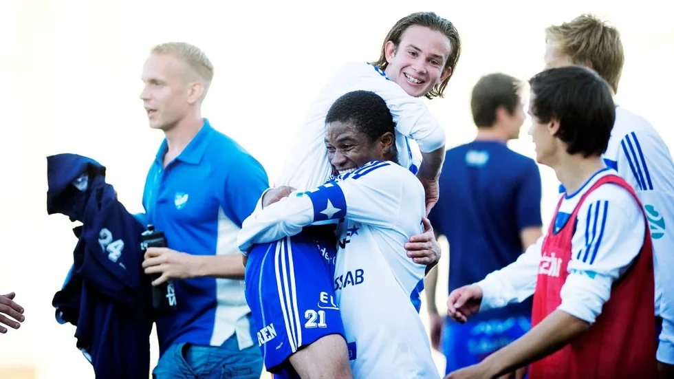 Robin Östlind har gjort sitt första mål i Allsvenskan. Här syns han i IFK Luleå-tröjan 2011 tillsammans med Charles Sampson.