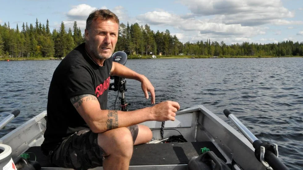 Stefan Ruehle måste ta båten sista biten till sin plats på jorden - en halvö i en sjö i Jokkmokk.
