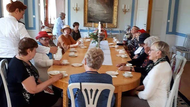 Luleå fruntimmersförening bjöds på kaffe och tårta.