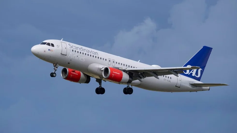 Om medlingen misslyckas utbryter pilotstrejk den 26 april. Nu erbjuds oroliga resenärer ombokning av sina biljetter.