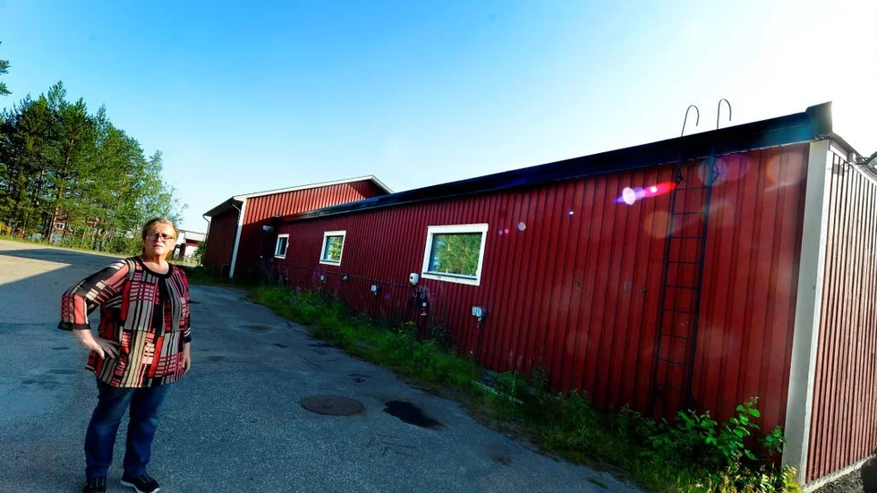 Det gapar tomt på platsen där statsägda Bilprovningens mobila besiktningsvagn brukar stå. Överkalix kommunalråd Anne Jakobsson befarar en nedläggning av verksamheten på små orter och har därför sökt hjälp hos civilministern.