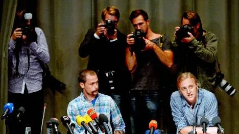 Fotografen Johan Persson och journalisten Martin Schibbye vid återkomsten till Sverige.
