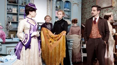 SÃ¤songsbild: The Paradise
The Paradise
Bildtext: Katherine (ELAINE CASSIDY), Miss Audrey (SARAH LANCASHIRE), Denise (JOANNA VANDERHAM) and Moray (EMUN ELLIOTT).
Â© BBC 2012
Bilden fÃ¥r endast anvÃ¤ndas i programpresenterande sammanhang. Fotografens namn, Sveriges Television samt programmets titel skall alltid anges.