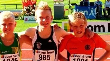 Upsala IF:s 600-meterssegrare Albert Nygren omgiven av sina besegrade konkurrenter.