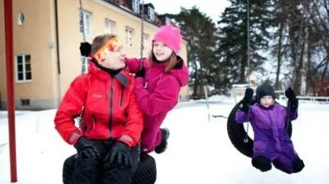 Niclas Falk hämtar barnen Disa och Torun tidigt på fritids när han jobbar korta dagar.