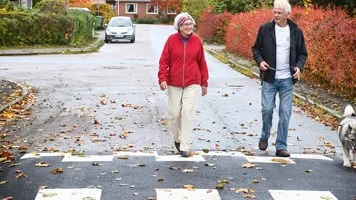 Lennart och Kersti Rask anser att fel saker prioriteras nÃ¤r kommunen lÃ¤gger ut dyra vÃ¤gbulor istÃ¤llet fÃ¶r att underhÃ¥lla de undermÃ¥liga trottoarerna.