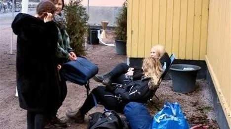 Moa Edberg, Johanna Bergman, Linnéa Söderström och Tilli Lastander är fyra inbitna Hellström-fans som började köa utanför Svandammshallarna under fredagen.