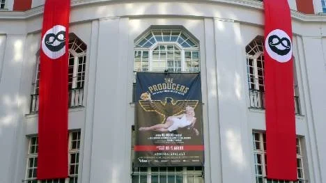 Theater Admiralspalast i Berlin gör reklam för musikalen Det våras för Hitler med banderoller som för tankarna till nazistpartiet.