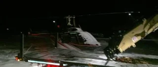Helikopter nödlandade på åker