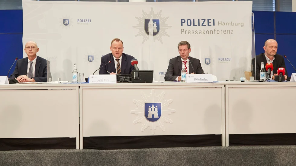 Åklagare och polis håller presskonferens i Hamburg i december 2021 med anledning av utredningen mot den terrormisstänkte. Arkivbild.
